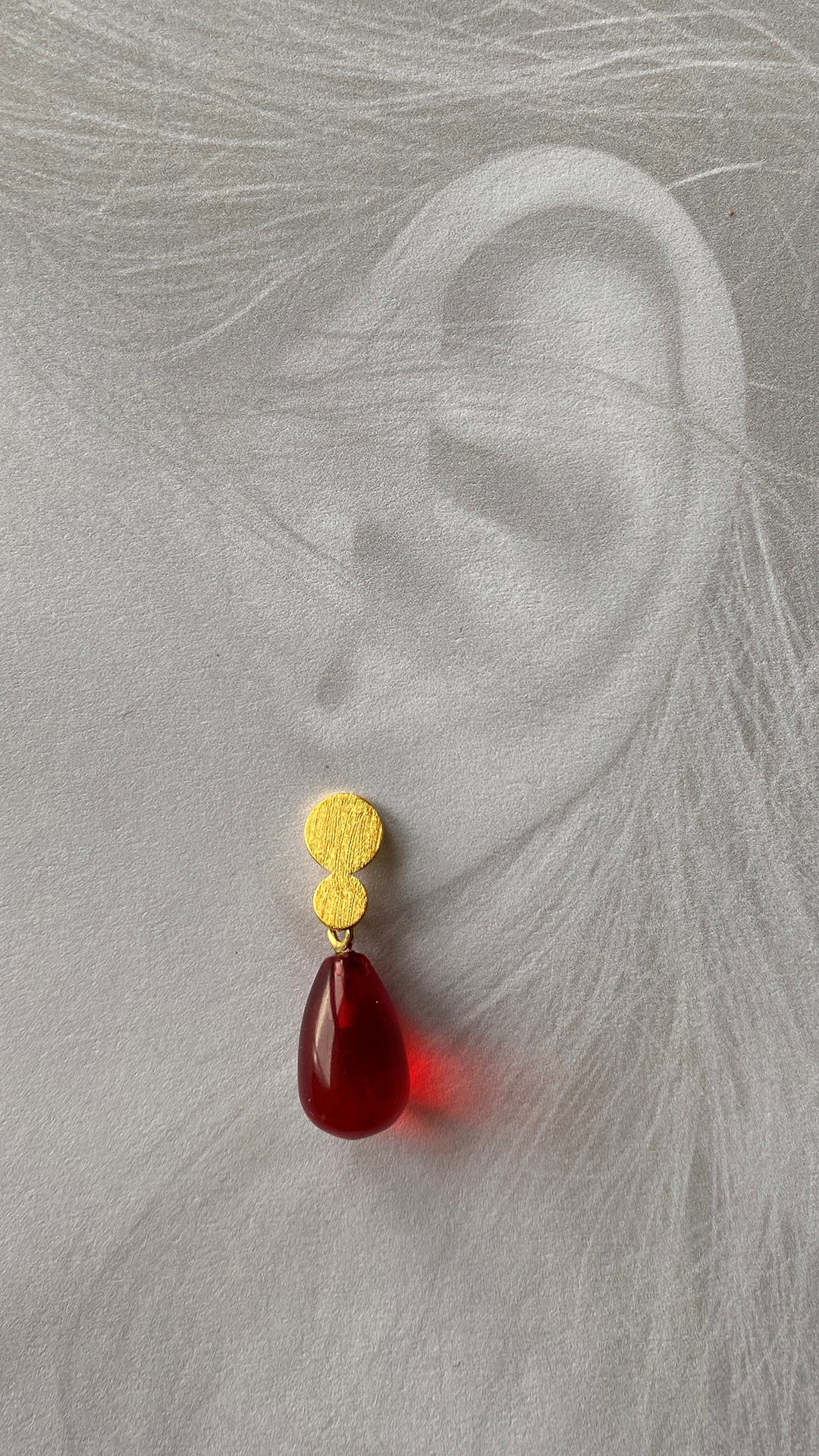 Ohrring aus rotem Bernstein (gefärbt) und einem vergoldeten Silber-Stecker